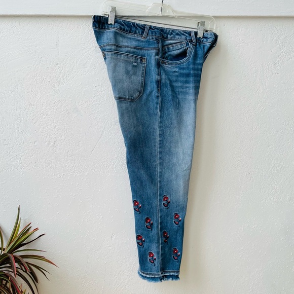Democracy Denim - 🌿DEMOCRACY Cropped Floral Embroidered Denim Jeans